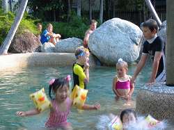 リッジスリーフリゾートのラグーン・プールで遊ぶ子供たち